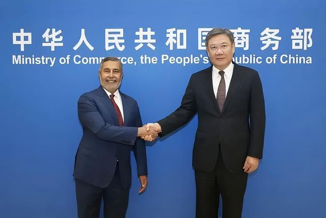 11月1日，商务部部长王文涛会见桑杰·梅赫罗特拉（来源：商务部官网）