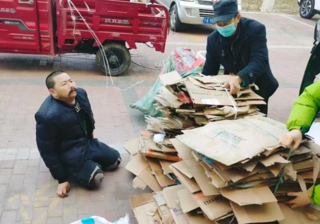 90后“残疾拾荒者”,15年捐一百万,人民日报点名:跪着的巨人!|资助|捐赠|贫困生|胡雷|灾区_新浪新闻