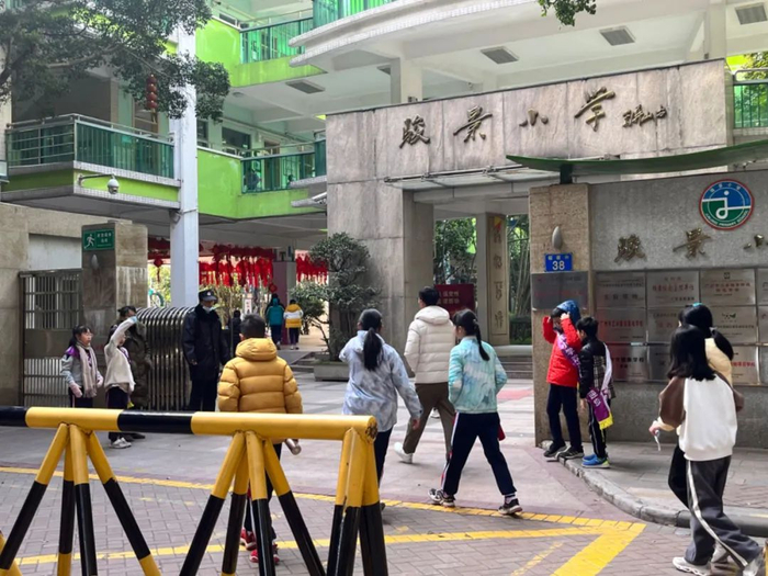 　骏景小学未强制学生穿校服&nbsp; 羊城晚报 图