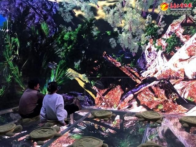 CCMALL时代广场3楼“幻境空间”体验馆，游客正在体验裸眼3D电影。记者肖翔摄