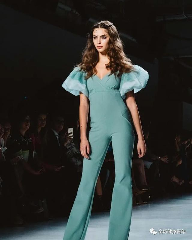 走了一场春夏秀去年还为naeem khan高级订制服卡尔文,max azria等时装