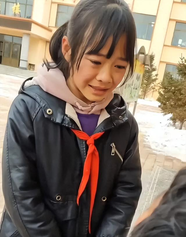 90后“残疾拾荒者”,15年捐一百万,人民日报点名:跪着的巨人!|资助|捐赠|贫困生|胡雷|灾区_新浪新闻