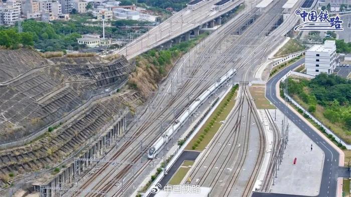 開通運營初期,鐵路部門將按照日常線,週末線,高峰線安排旅客列車開行