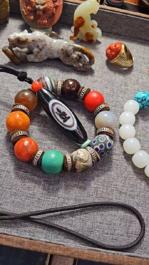 其实多宝串的搭配一定要颜色跳跃即是多宝就一定不重样