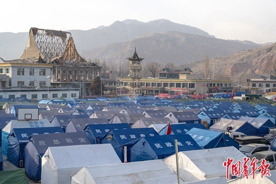     12月22日，大河家镇受灾安置点，成片的救灾帐篷里住满了受灾的群众。中青报·中青网记者 李隽辉/摄