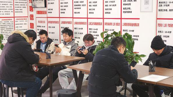 零工市场内等待咨询工作事宜的人  曹博文  摄