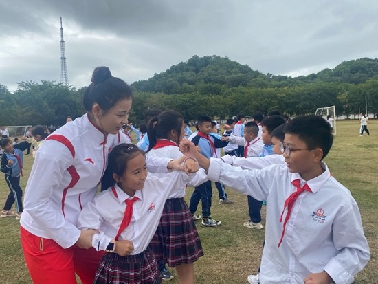     空手道世界冠军龚莉（左）进校园和青少年互动。中国空手道协会供图