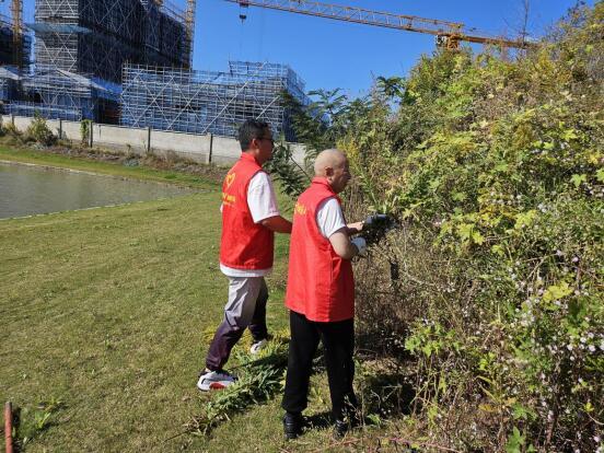 宣傳語總會響徹在海港河邊拆遷閒置地塊,志願者們將秸稈禁燒知識轉化