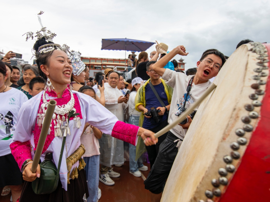 2023 年 6 月 23 日，贵州省榕江县，一名侗族妇女在一场足球比赛中击鼓 图：IC