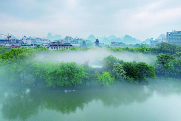 朦胧雨雾中的浪漫漓江。记者 金鸿双 摄