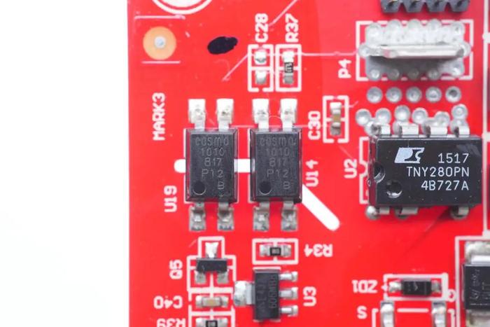 兩顆cosmo 817光耦用於輸出電壓反饋.diodes az431 用於輸出電壓反饋.