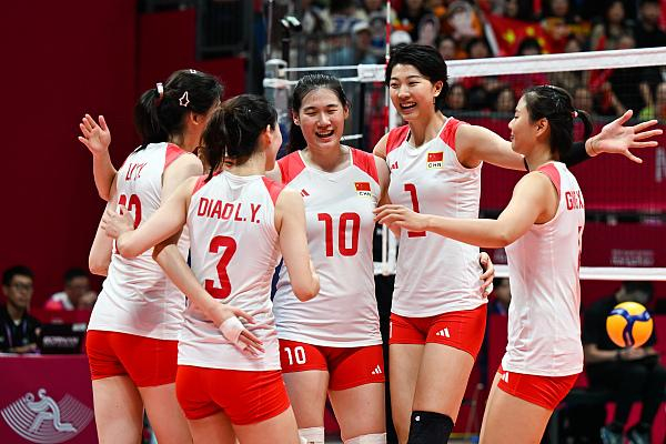 中国女排夺得杭州亚运会女排比赛冠军。图片来源：视觉中国