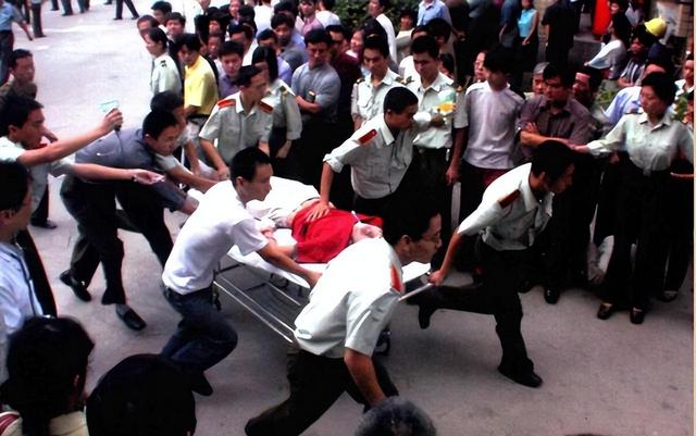 南京投毒案:烧饼毒倒300人,仅早上就死42人,中毒者疼得咬舌头|医院|中毒|南京市|汤山|陈宗武|社会负面|烧饼|江苏省|特色面食|投毒|投 ...