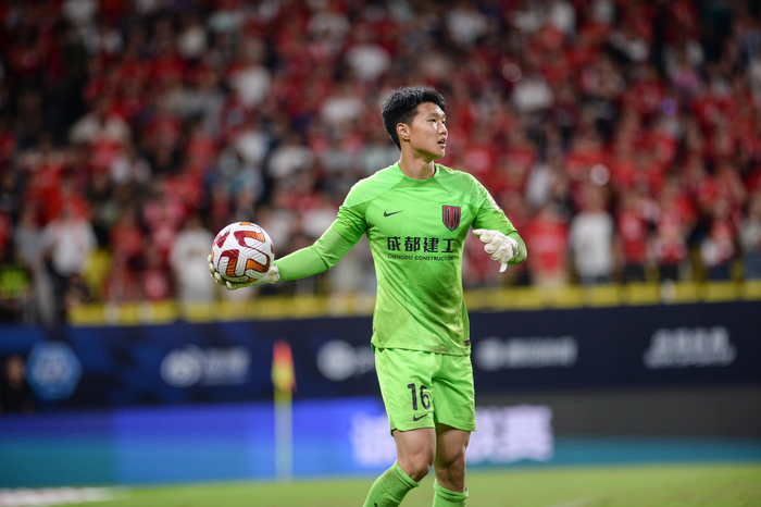 新晋国门蹇韬完成国足首秀，在成都的恩师为他送上祝福和鼓励……__财经头条
