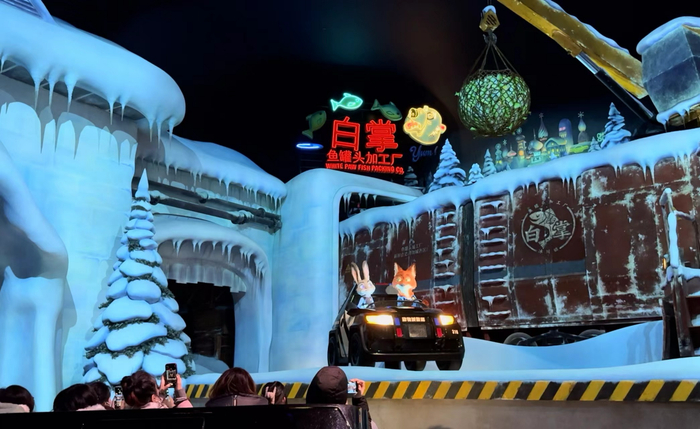 （上海迪士尼乐园全新游乐项目“疯狂动物城：热力追踪”内部。郭阳琛/摄影）