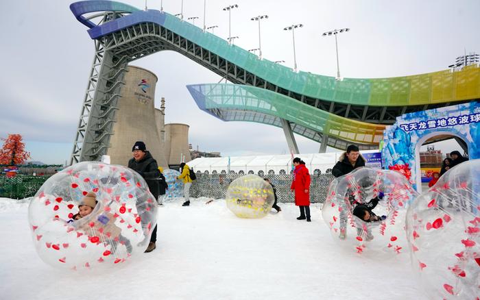 首钢园里玩雪。图/IC photo