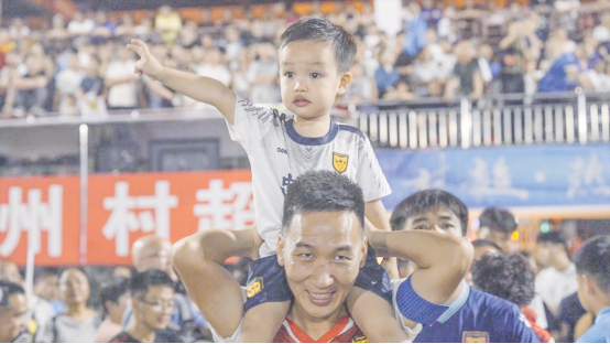 2023年贵州榕江村超联赛最佳射手董永恒和他的孩子 图：李洁祎