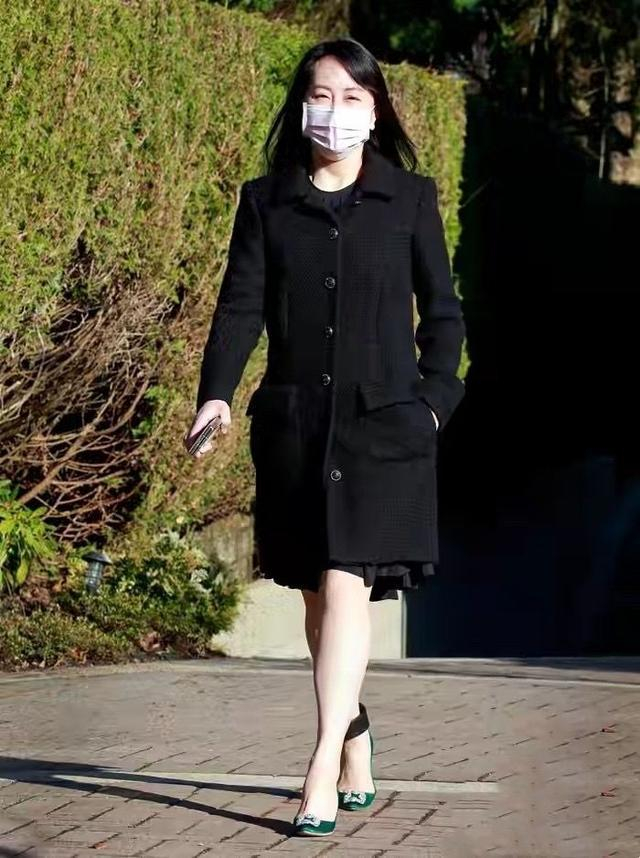51岁孟晚舟带火了一种新穿法:“穿大衣不穿裤子、丝袜”,更高级__财经头条