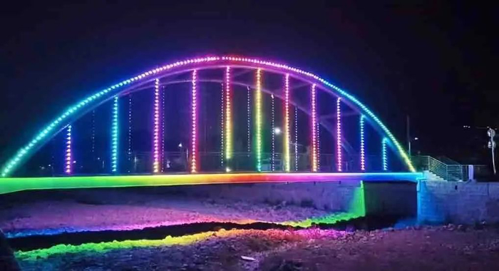 北宅科书院学校对面夜景灯光秀。北宅街道供图