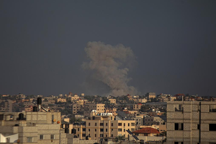 2023年12月9日，浓烟从加沙地带南部城市汗尤尼斯一处被炸地点升起。新华社发（里泽克·阿卜杜勒贾瓦德摄）