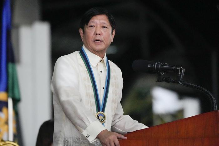 仁爱礁问题	，菲总统表态“菲律宾打算自己解决”