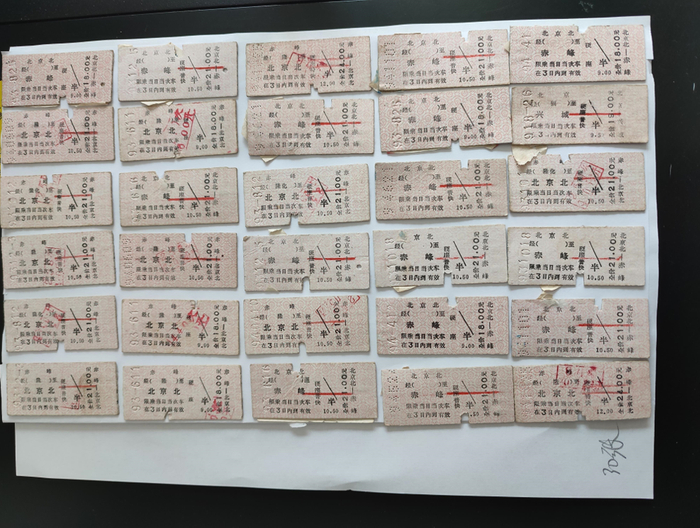 周永刚家人多年申诉攒下的部分票据。受访者供图