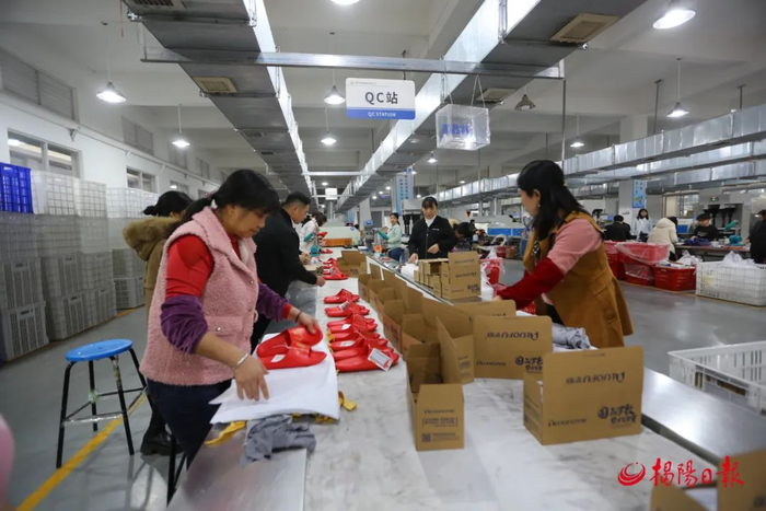 圣路保鞋业车间加紧生产，产品外销供不应求。