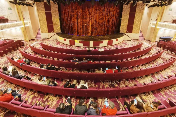 位于“爱达·魔都号”5层的大都会剧场。郑炜航 摄