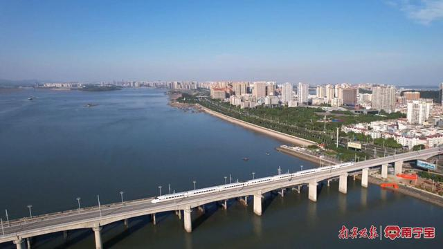 动车经过西湾跨海双线特大桥。国铁南宁局供图