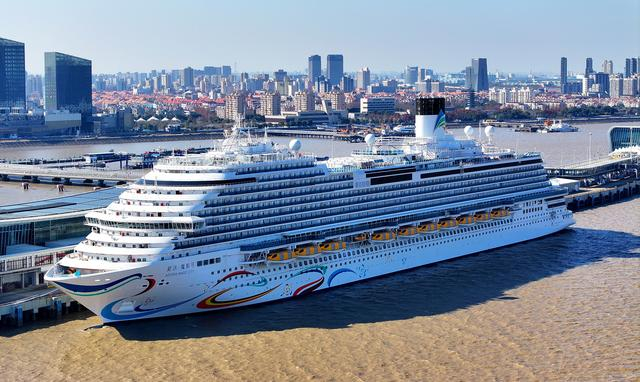 2023年12月17日，上海，靠泊在宝山吴淞口国际邮轮港的国产首艘大型邮轮“爱达·魔都号”邮轮。视觉中国 图