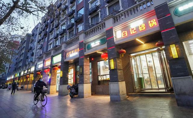 ●管城街白记砂锅 马健 摄