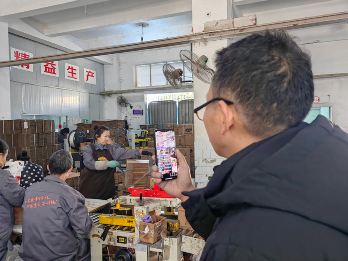直播时，“活力大叔”不时会将手机对准车间和产线，他们把这称为“巡山”。记者 李娜 摄