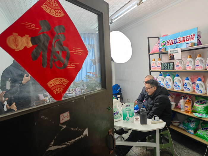 推开一扇老旧的门，“眼镜大叔”万仲和“光头大叔”沈军正在直播。记者 李娜 摄