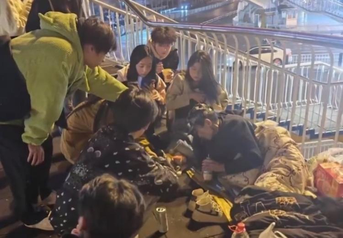 “00后”大学生们救助“千百意老爷爷”（图片来源于网络）