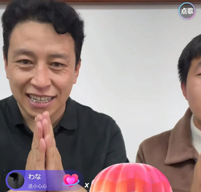 闻会军在直播间感谢送礼物的网友。（图/闻会军抖音直播间）