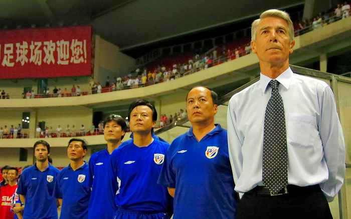 2005年8月，时任上海申花主帅涅波（右一）率队征战中超。  资料图/IC photo