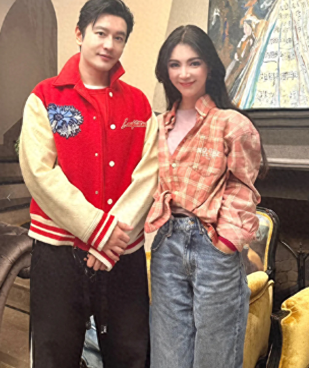 忍不住秀!黄晓明与小15岁叶珂参加双旦聚会!笑容满面似情侣