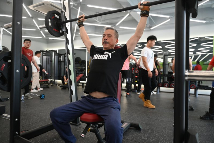 67岁的王先生在市民健身驿站结交了同好。