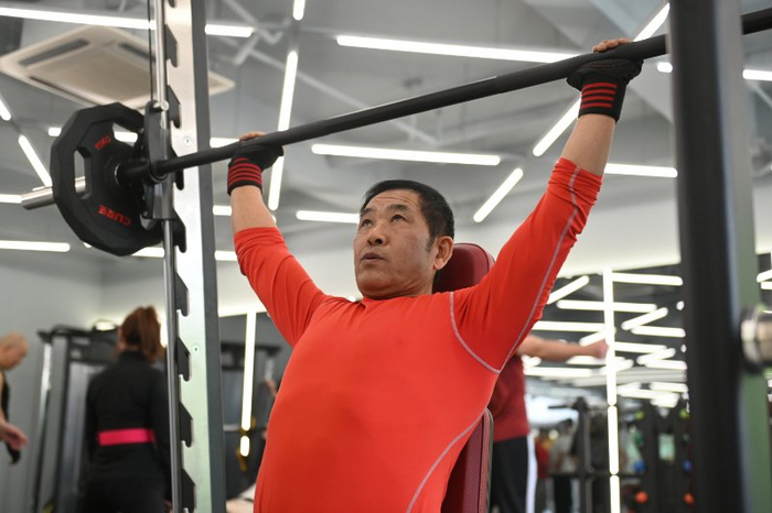 71岁的石先生已经坚持力量训练七年。