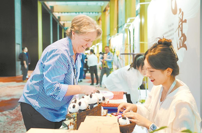     10月底成都世运会第一次竞赛经理会议上，与会嘉宾体验捶丸、投壶等中国古代体育运动