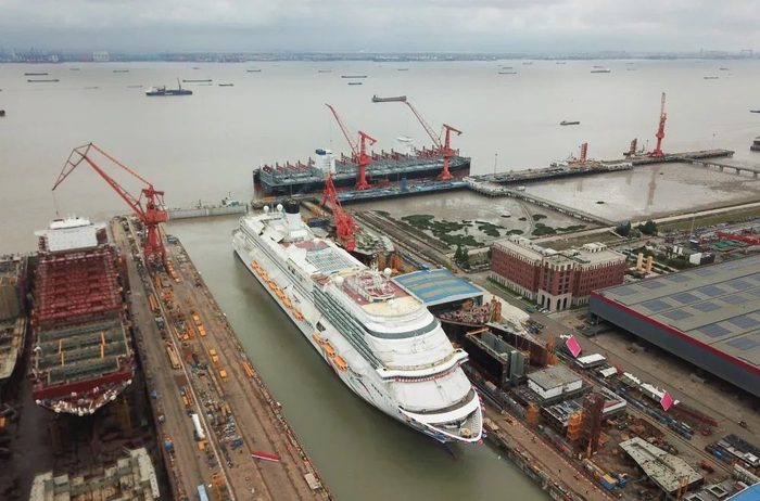 这是2023年6月6日拍摄的首艘国产大型邮轮“爱达·魔都号”（无人机照片）。新华社记者 丁汀 摄