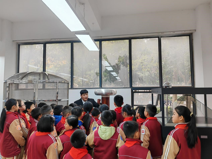 基地教师代荣讲解特斯拉线圈科学原理。