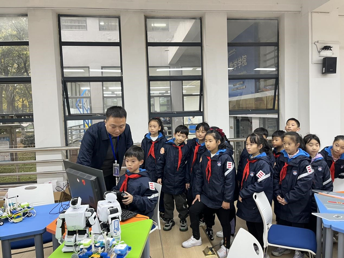 基地教师袁颖指导学生进行模拟飞行体验。受访者供图