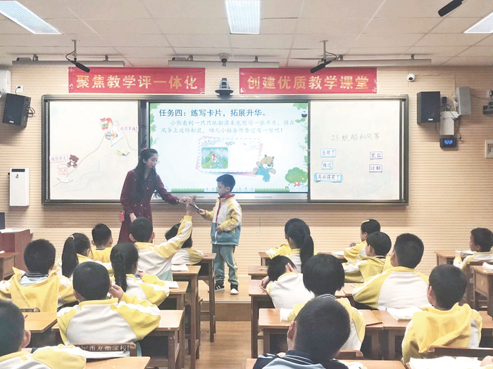     南宁市友衡学校开展教师课堂教学技能大练兵活动。    （韦冰冰 摄）