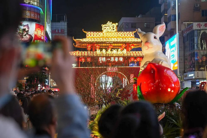 西湖花市兔年主题装饰 蔡嘉鸿 摄