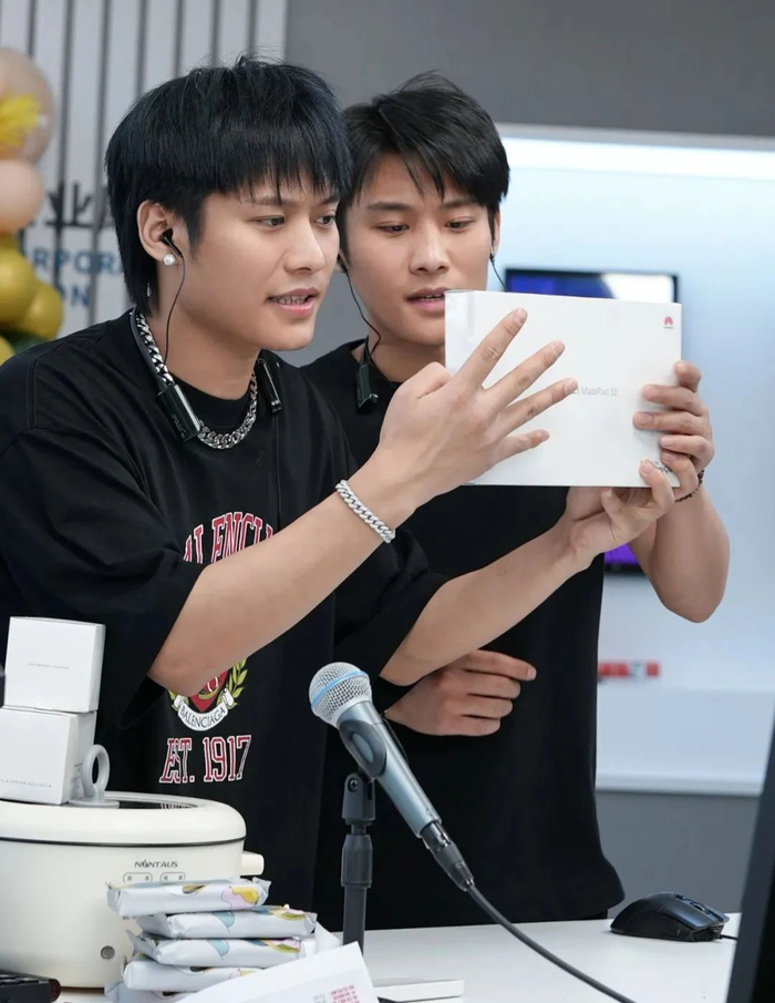 直播带货中的大杨哥和小杨哥。（图/三只羊网络）