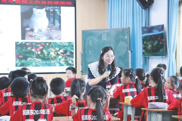     南宁市民族大道东段小学语、数、英青年教师工作室开展仿课活动。 （翁开媚 摄）