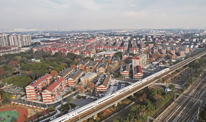 居民们或散步,或健身,或闲聊,温馨的氛围弥漫在常州经开区戚墅堰街道