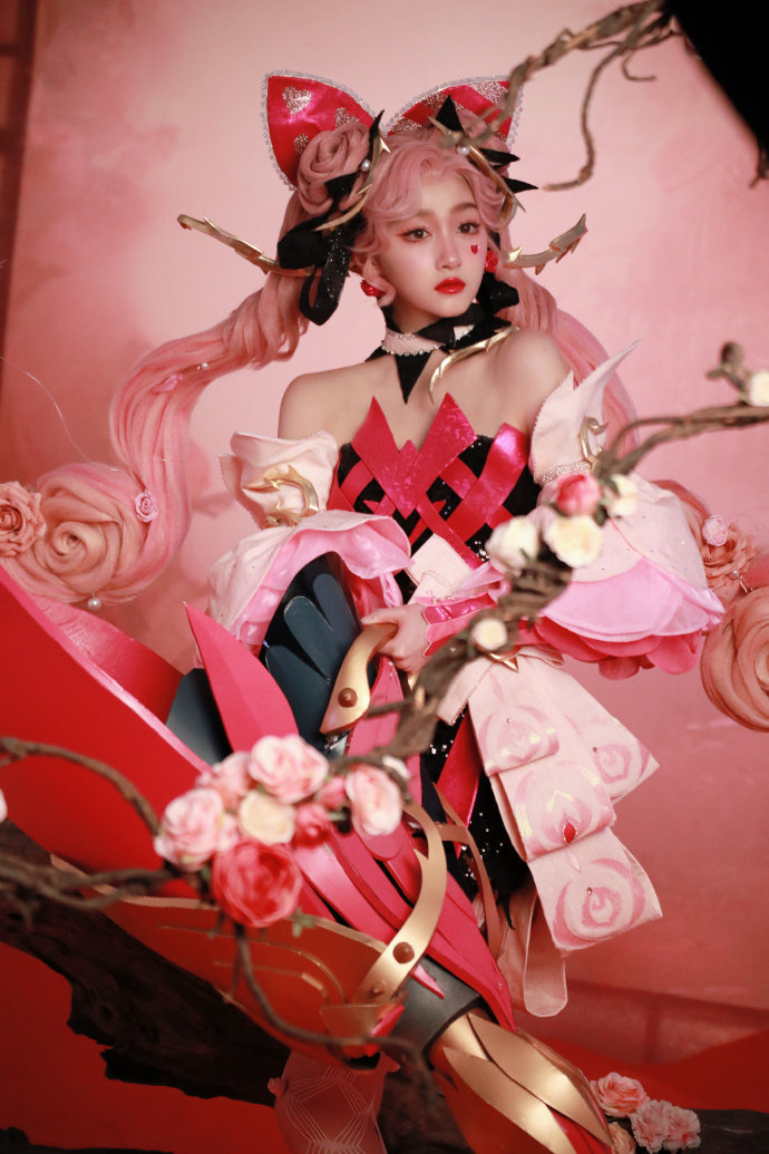 关晓彤cos孙尚香!花瓣飘落,少女驾到!