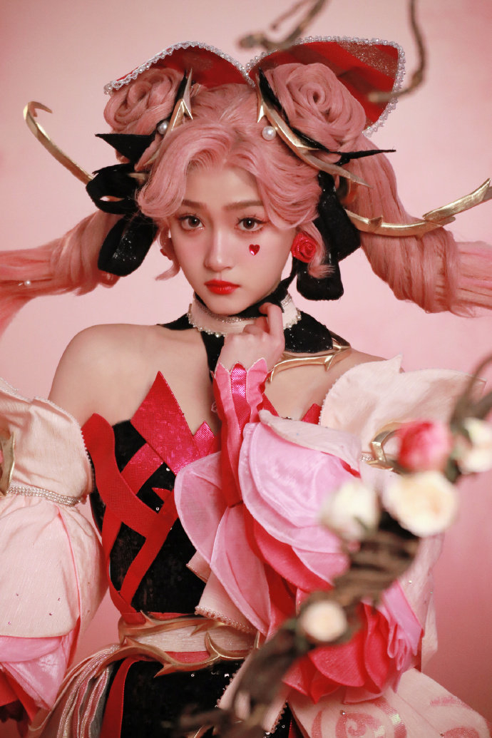 关晓彤cos孙尚香!花瓣飘落,少女驾到!